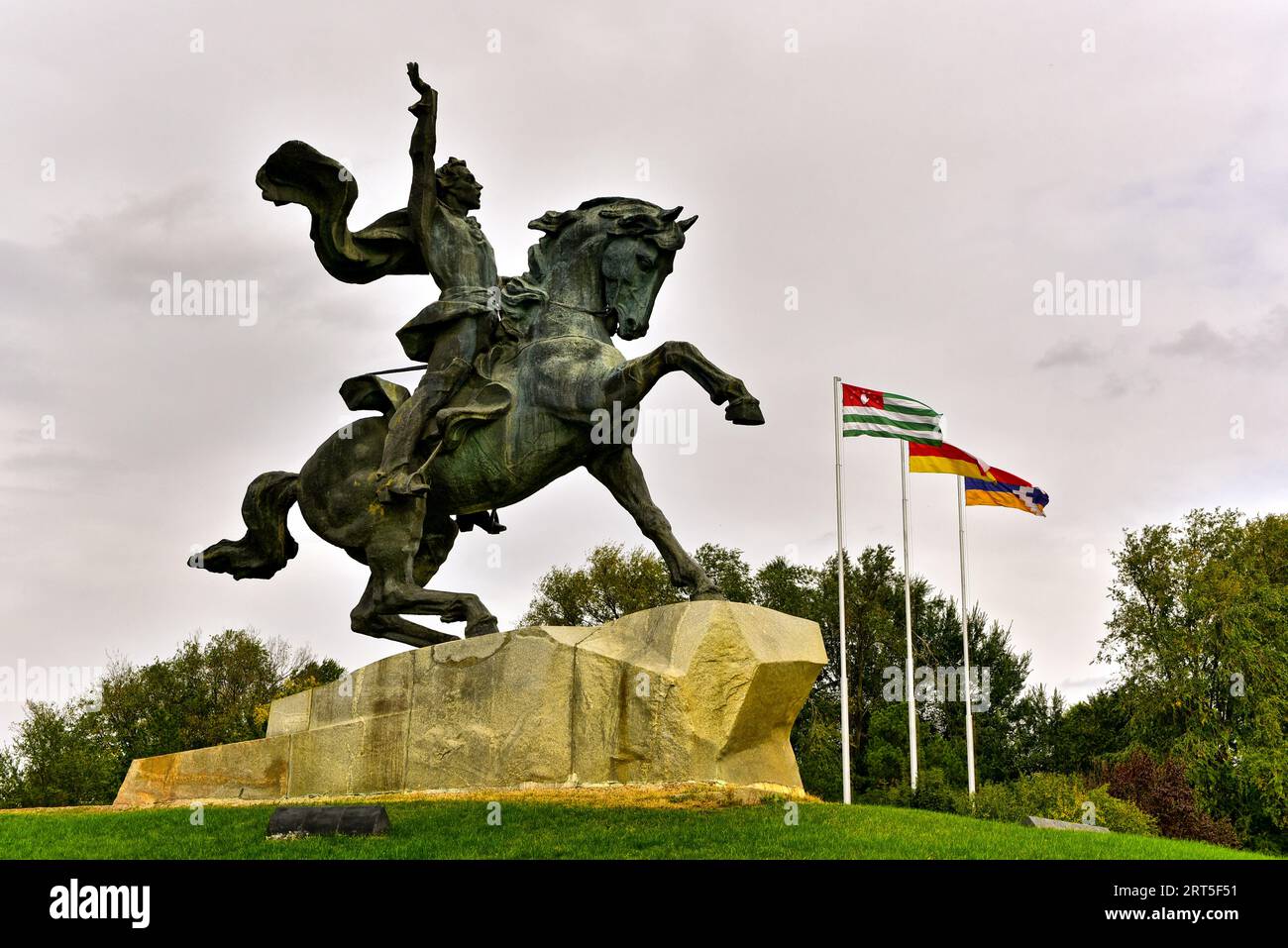 Statua di Alexander Suvorov e rare bandiere di tre stati contesi (L2R): Abkhazia, Ossezia del Sud e Nagorno-Karaba. Tiraspol, Transnistria, Moldavia Foto Stock