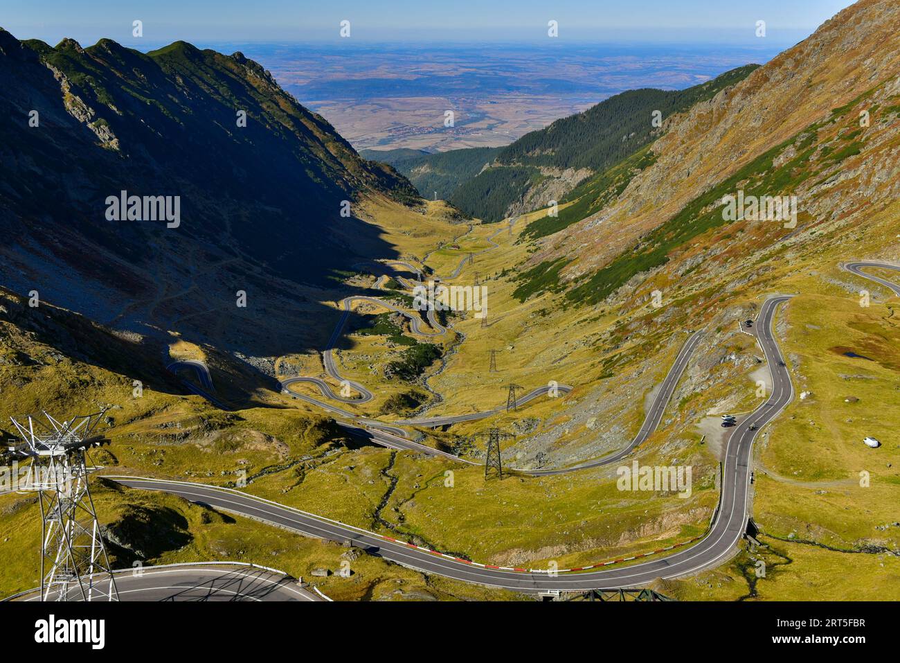 Il Transfăgărășan si snoda attraverso i Carpazi, fotografato intorno a mezzogiorno in una fresca giornata di aumtumn, reso famoso da Jeremy Clarkson & Co. Su Top Gear Foto Stock