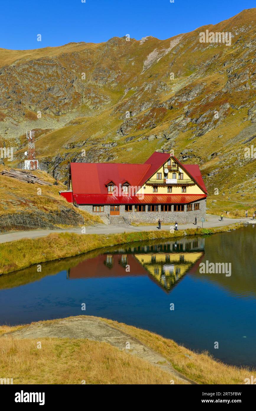 Un resto-hotel sul lago Bâlea, un lago ghiacciato situato in cima all'autostrada Transfăgărășan Foto Stock