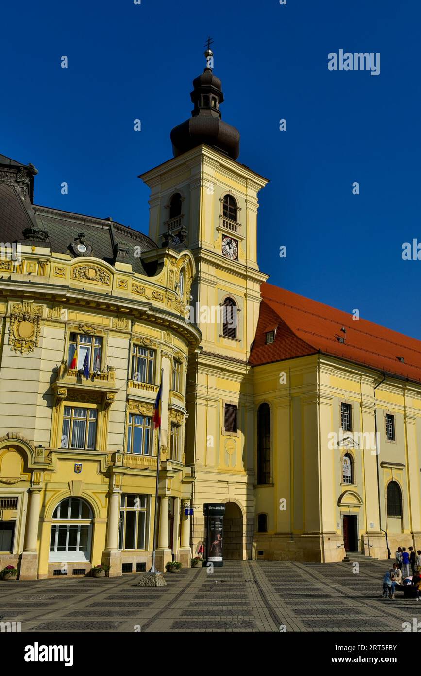 Fotografata sotto il sole autunnale era Piata Mare, la piazza principale del centro storico di Sibiu, dove si trovano alcuni siti protetti dall'UNESCO Foto Stock