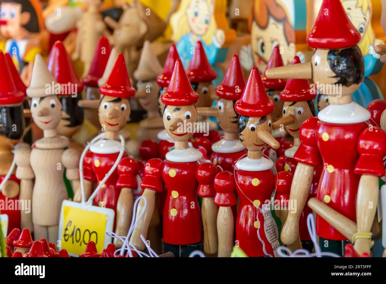 Figurine lignee raffiguranti il personaggio di Pinocchio a Collodi, Italia Foto Stock