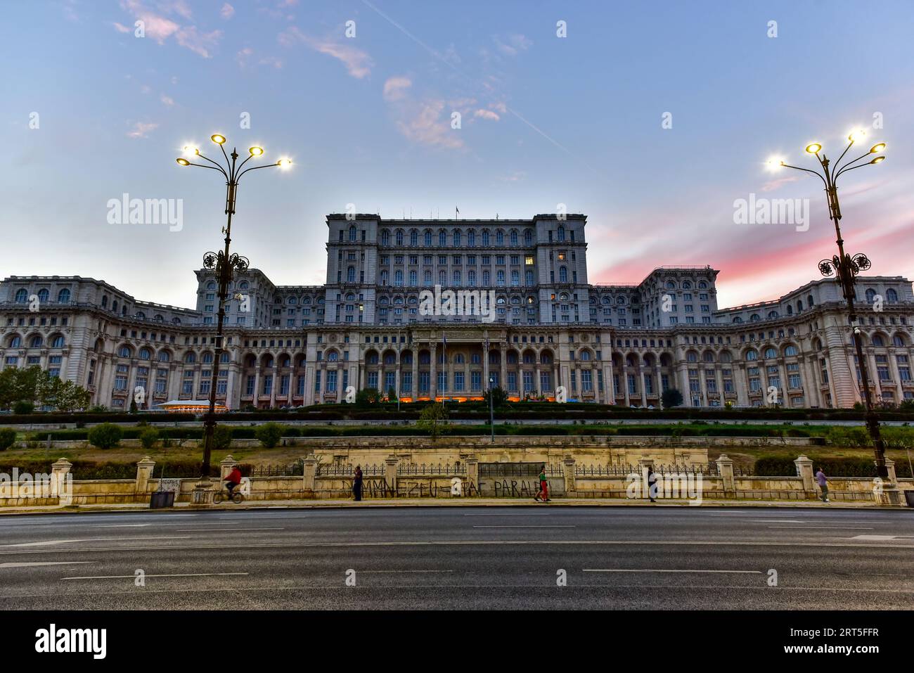 Il tramonto si illumina al Parlamento di Burcharest (Palazzo del Parlamento della Romania), il secondo edificio amministrativo più grande del mondo. Burcharest, Romania Foto Stock
