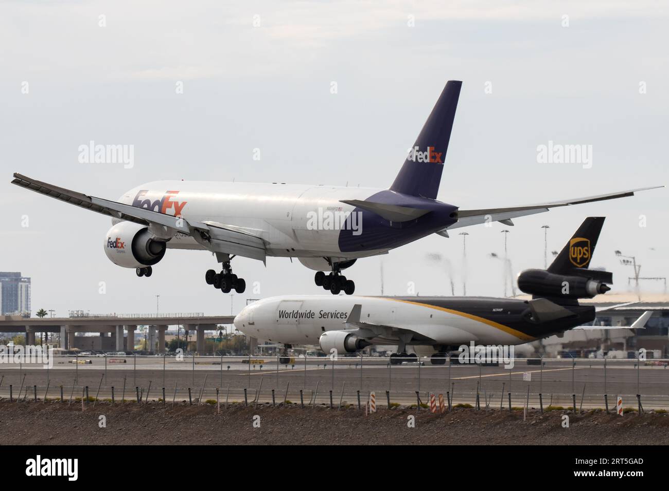 Aerei FedEx e UPS in arrivo all'aeroporto Sky Harbor. Foto Stock