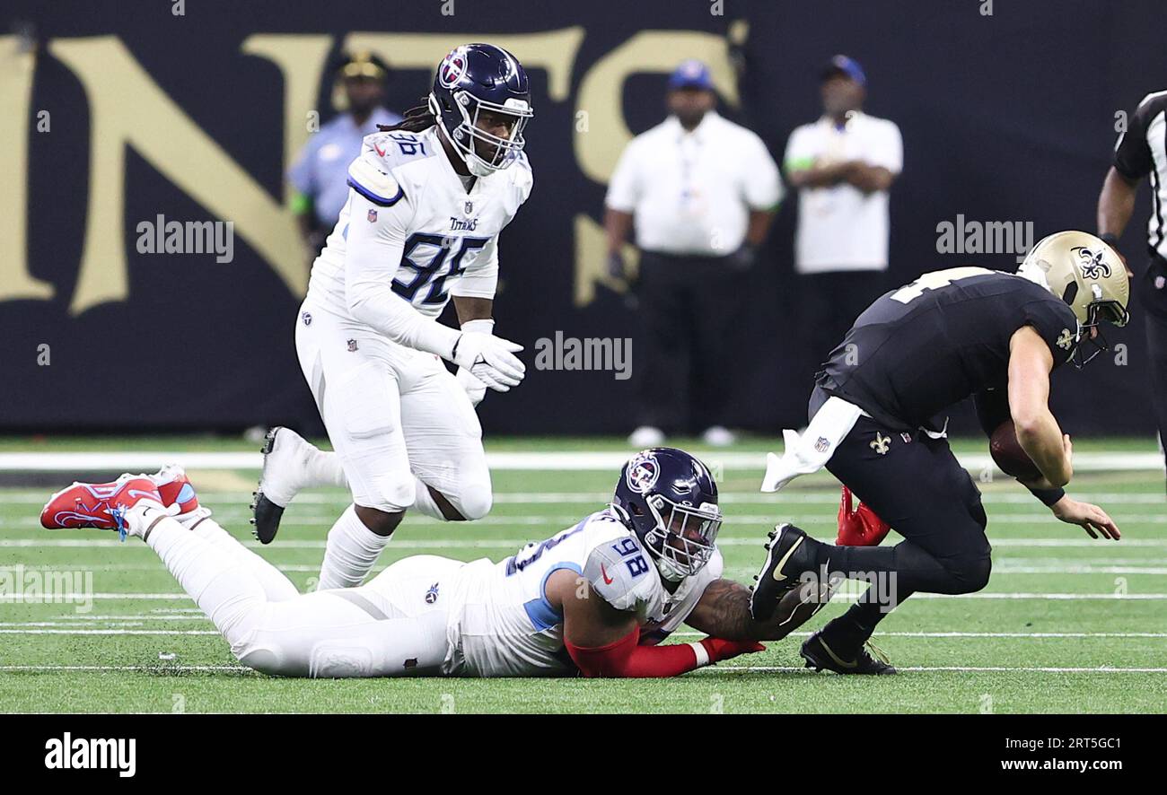New Orleans, USA. 10 settembre 2023. Il defensive tackle dei Tennessee Titans Jeffrey Simmons (98) fa un giro sul quarterback dei New Orleans Saints Derek Carr (4) durante una partita della National Football League al Caesars Superdome di New Orleans, Louisiana, domenica 10 settembre 2023. (Foto di Peter G. Forest/Sipa USA) credito: SIPA USA/Alamy Live News Foto Stock
