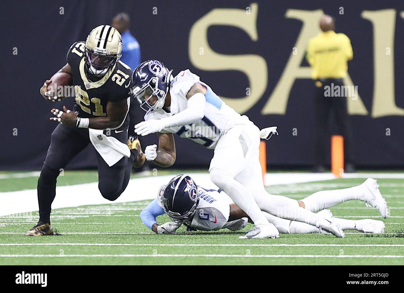 New Orleans, USA. 10 settembre 2023. La safety dei Tennessee Titans Amani Hooker (37) tentò di abbattere il running back dei New Orleans Saints Jamaal Williams (21) durante una partita della National Football League al Caesars Superdome di New Orleans, Louisiana, domenica 10 settembre 2023. (Foto di Peter G. Forest/Sipa USA) credito: SIPA USA/Alamy Live News Foto Stock