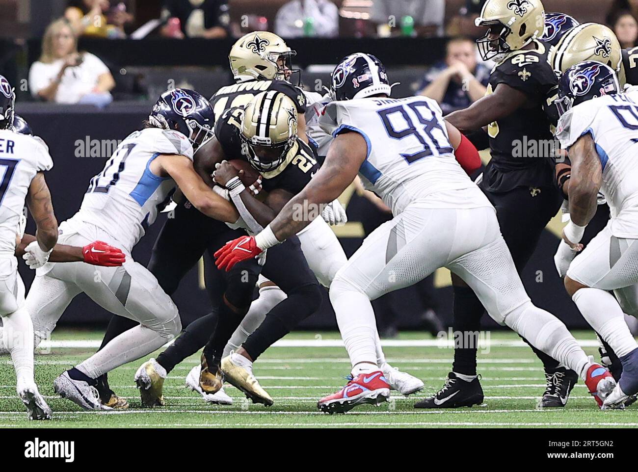 New Orleans, USA. 10 settembre 2023. Il linebacker dei Tennessee Titans Jack Gibbens (50) e il defensive tackle Jeffrey Simmons (98) affrontarono entrambi il running back dei New Orleans Saints Jamaal Williams (21) durante una partita della National Football League al Caesars Superdome di New Orleans, Louisiana, domenica 10 settembre 2023. (Foto di Peter G. Forest/Sipa USA) credito: SIPA USA/Alamy Live News Foto Stock