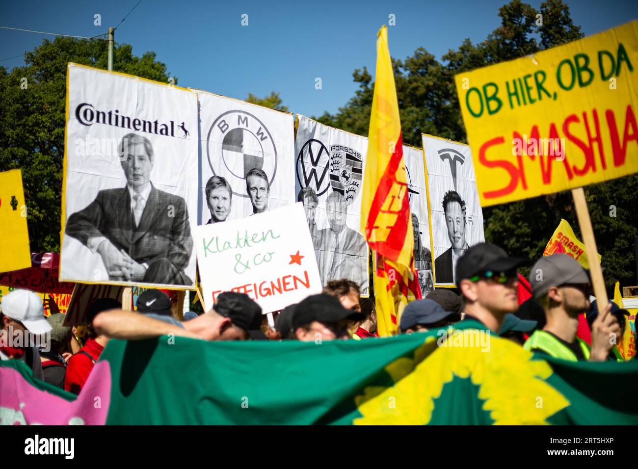 Monaco, Germania. 10 settembre 2023. Il 10 settembre 2023 migliaia di persone hanno protestato a Monaco, in Germania, contro la mobilità dell'IAA. Richiedono una vera e propria trasformazione della mobilità, per nazionalizzare le aziende automobilistiche e non più IAA a Monaco. (Foto di Alexander Pohl/Sipa USA) credito: SIPA USA/Alamy Live News Foto Stock