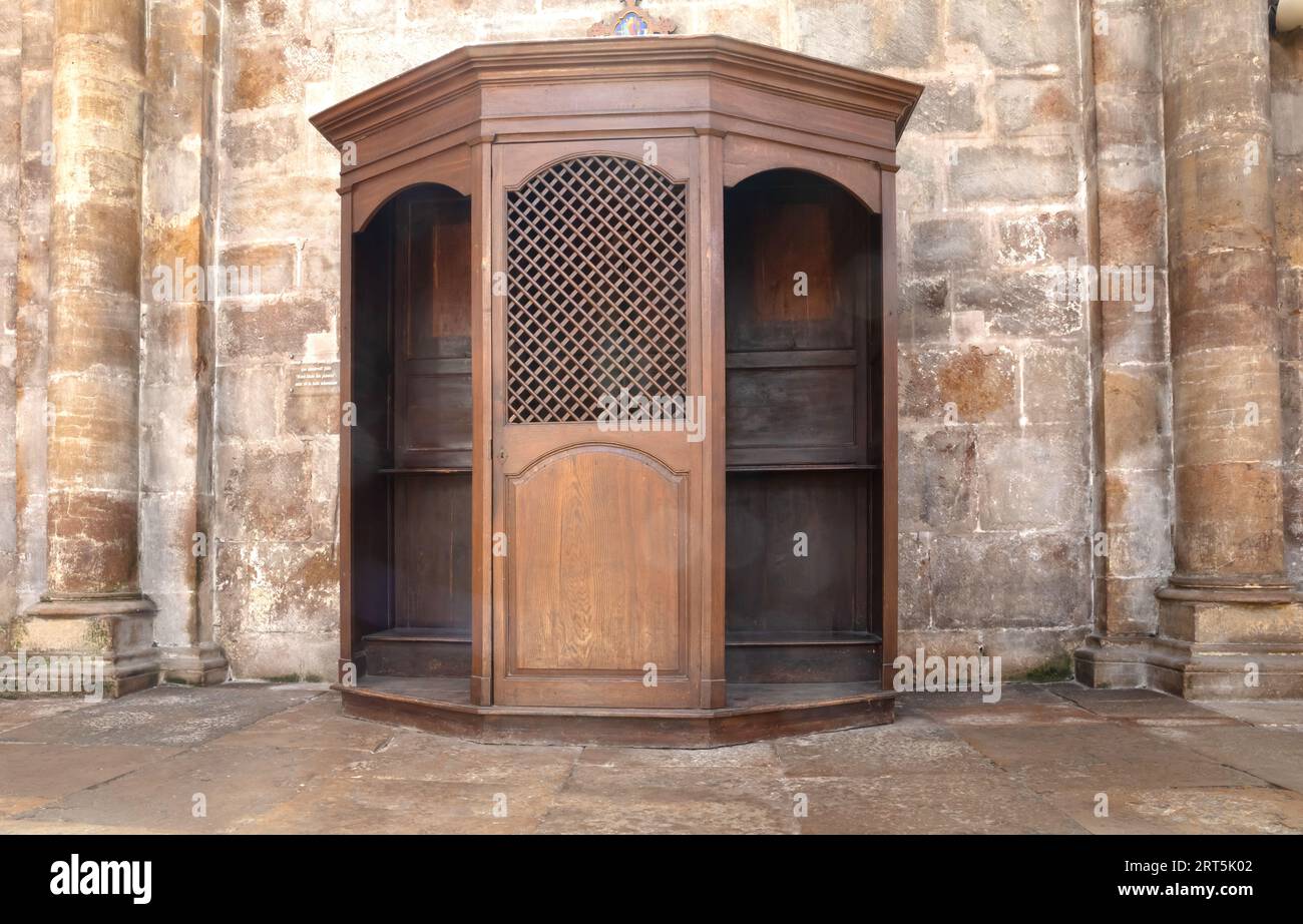 Confessional Box o Booth, un armadio di legno o una bancarella dove il sacerdote presiede la confessione, Francia Foto Stock