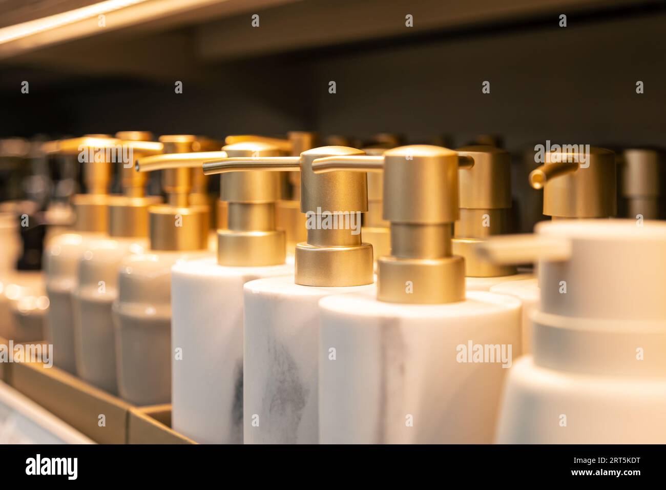 I contenitori per sapone liquido o shampoo con dispenser sono venduti in un supermercato. Foto Stock