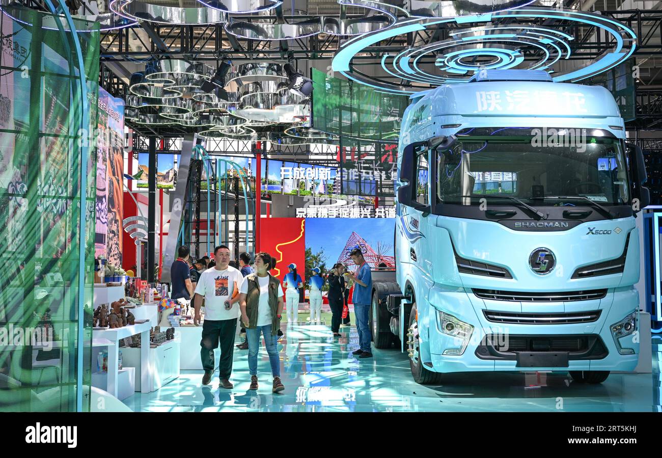 230906 -- HOHHOT, 6 settembre 2023 -- le persone visitano il 4 ° Expo Cina-Mongolia tenutosi a Hohhot, nella regione autonoma della Mongolia interna della Cina settentrionale, 6 settembre 2023. Il quarto Expo Cina-Mongolia è iniziato a Hohhot mercoledì. Più di 3.000 aziende e 35 paesi e regioni hanno partecipato all'expo. CHINA-INNER MONGOLIA-HOHHOT-CHINA-MONGOLIA EXPO CN BEIXHE PUBLICATIONXNOTXINXCHN Foto Stock