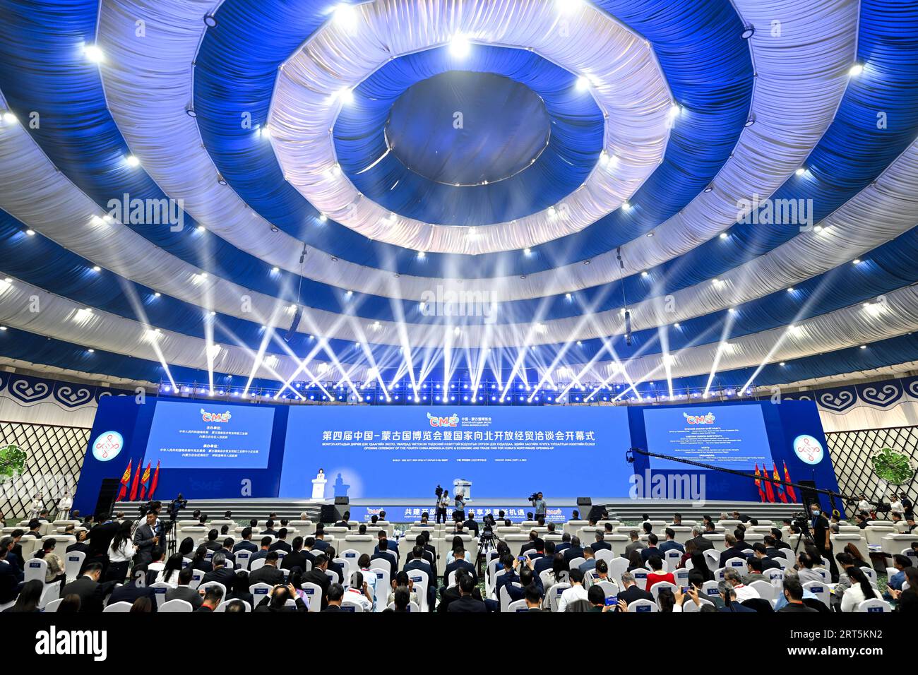 230906 -- HOHHOT, 6 settembre 2023 -- la gente partecipa alla cerimonia di apertura della 4a Expo Cina-Mongolia & Economic and Trade Fair per l'apertura verso nord della Cina tenutasi a Hohhot, nella regione autonoma della Mongolia interna della Cina, 6 settembre 2023. Il quarto Expo Cina-Mongolia è iniziato a Hohhot mercoledì. Più di 3.000 aziende e 35 paesi e regioni hanno partecipato all'expo. CHINA-INNER MONGOLIA-HOHHOT-CHINA-MONGOLIA EXPO CN BEIXHE PUBLICATIONXNOTXINXCHN Foto Stock