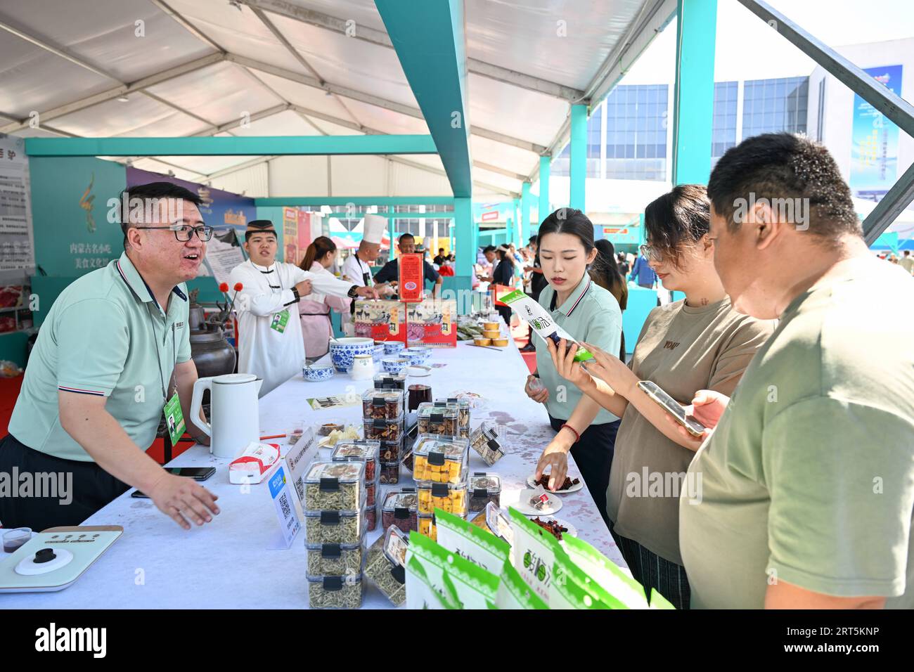 230906 -- HOHHOT, 6 settembre 2023 -- i visitatori imparano a conoscere i prodotti al 4 ° Expo Cina-Mongolia tenutosi a Hohhot, nella regione autonoma della Mongolia interna della Cina settentrionale, 6 settembre 2023. Il quarto Expo Cina-Mongolia è iniziato a Hohhot mercoledì. Più di 3.000 aziende e 35 paesi e regioni hanno partecipato all'expo. CHINA-INNER MONGOLIA-HOHHOT-CHINA-MONGOLIA EXPO CN BEIXHE PUBLICATIONXNOTXINXCHN Foto Stock