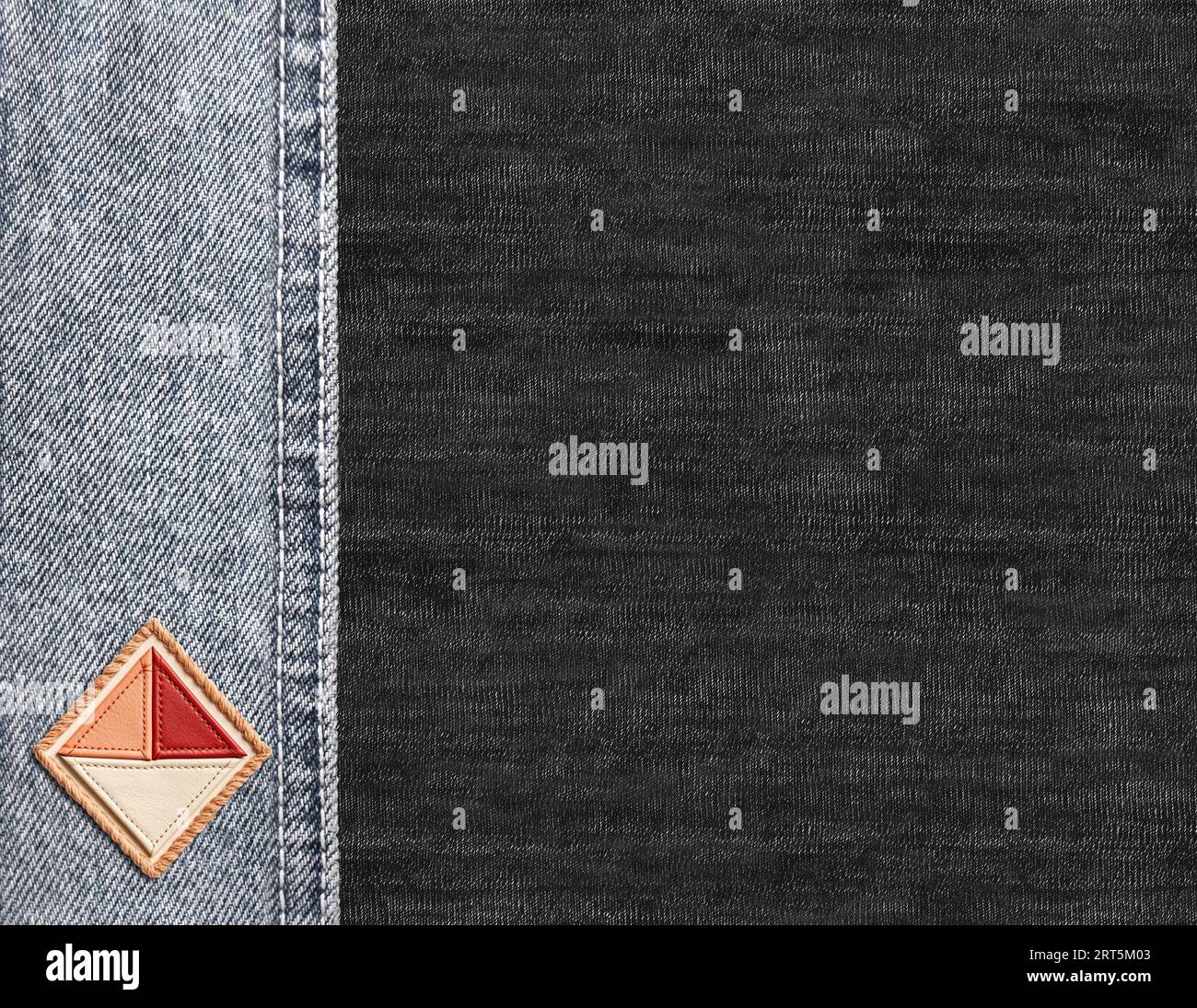 Sfondo orizzontale con bordi in denim blu con cuciture, etichetta in pelle e texture in cotone nero. Sfondo decorativo di colore blu chiaro e grigio Foto Stock