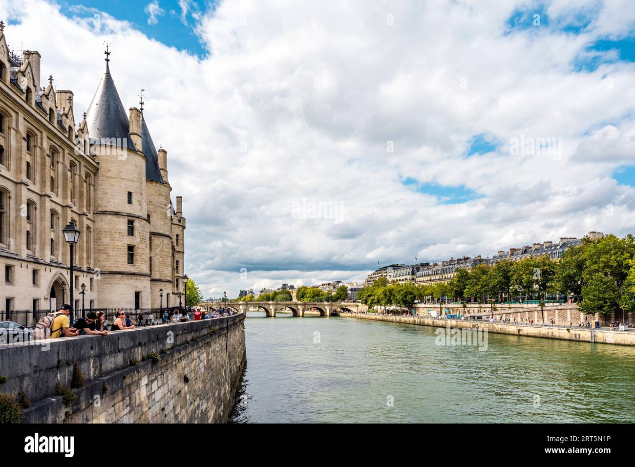 Vista sulla Senna da Pont au Change, con la Conciergerie sul lato sinistro, centro di Parigi, Francia Foto Stock