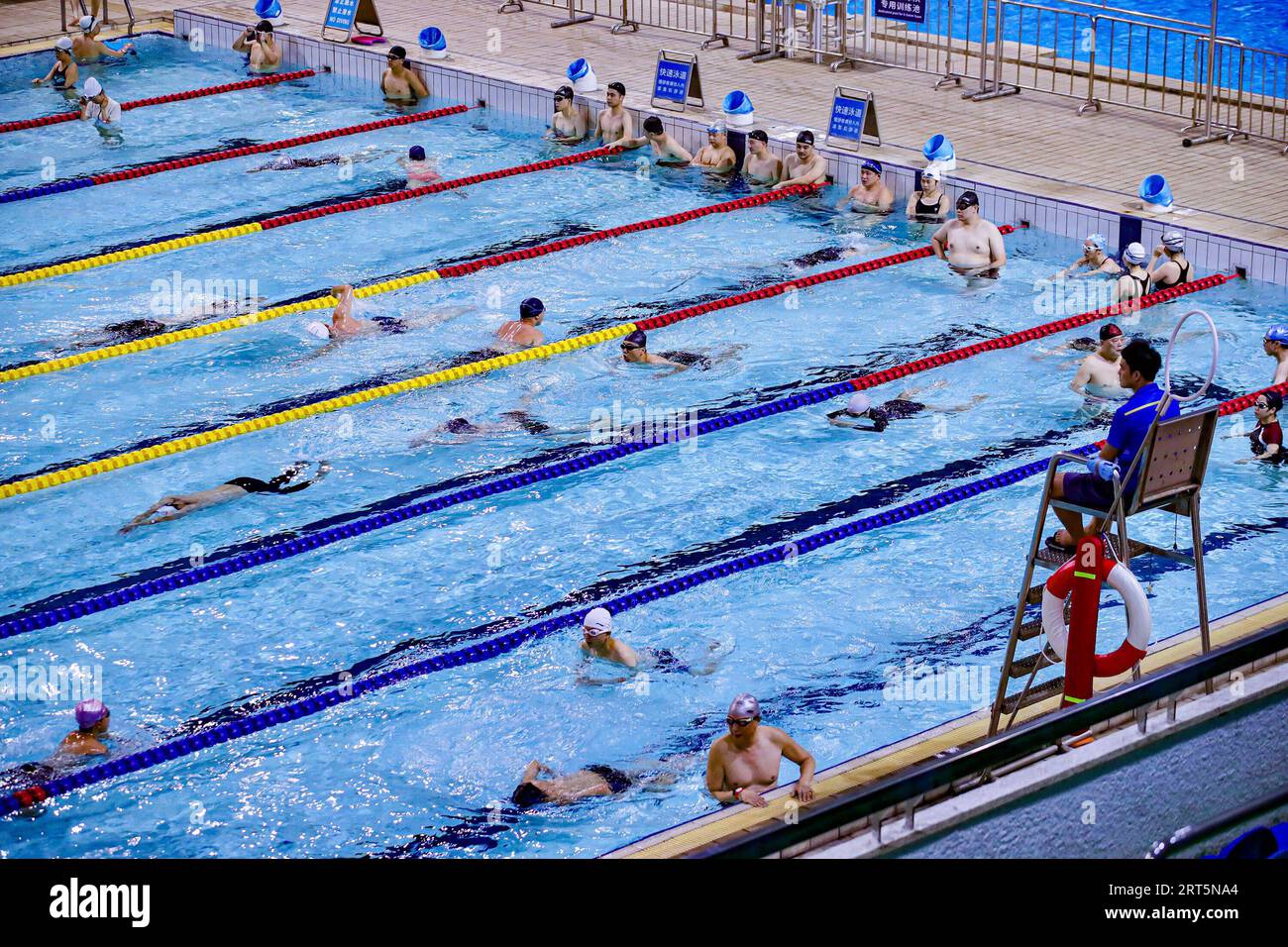 230908 -- PECHINO, 8 settembre 2023 -- i cittadini nuotano al Tianhe Natatorium, che è stato il luogo sportivo per la pallanuoto ai Giochi asiatici di Guangzhou 2010 a Guangzhou, nella provincia del Guangdong della Cina meridionale, 21 agosto 2023. Hangzhou diventerà la terza città cinese ad ospitare i Giochi asiatici dopo Pechino nel 1990 e Guangzhou nel 2010. Alcuni impianti sportivi utilizzati o costruiti per i Giochi asiatici di Pechino e Guangzhou sono già stati aperti al pubblico dopo il completamento, il che gioca un ruolo importante nella promozione del fitness di massa e nell'attrarre più persone ad entrare nello sport. Foto di /Xinhua SPCHINA-ASIAN GAMES-VENUES-ma Foto Stock