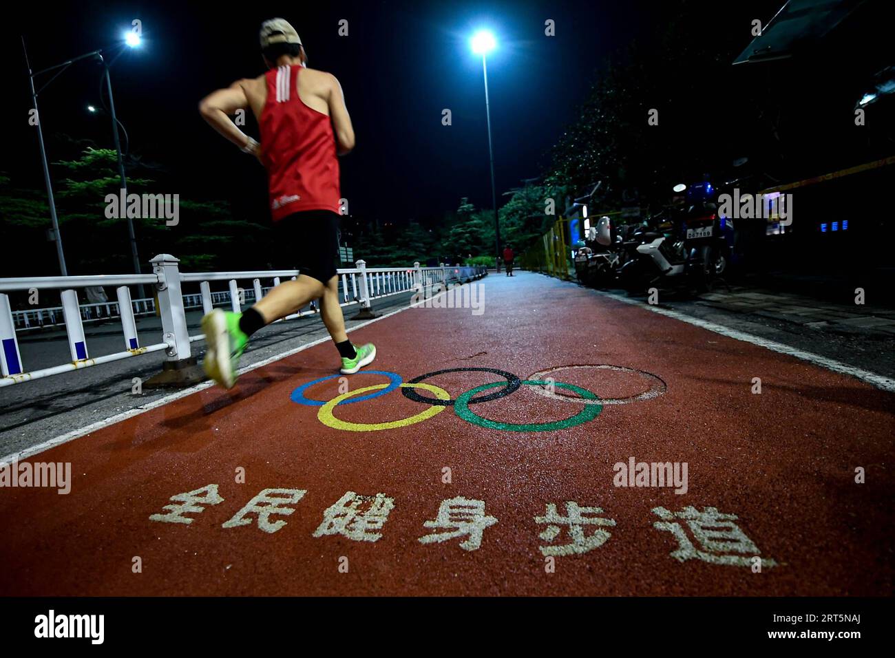 230908 -- PECHINO, 8 settembre 2023 -- Un cittadino corre al National Olympic Sports Center, che è stato inaugurato per i Giochi asiatici di Pechino 1990 a Pechino, capitale della Cina, 20 agosto 2023. Hangzhou diventerà la terza città cinese ad ospitare i Giochi asiatici dopo Pechino nel 1990 e Guangzhou nel 2010. Alcuni impianti sportivi utilizzati o costruiti per i Giochi asiatici di Pechino e Guangzhou sono già stati aperti al pubblico dopo il completamento, il che gioca un ruolo importante nella promozione del fitness di massa e nell'attrarre più persone ad entrare nello sport. SPCHINA-ASIAN GAMES-VENUES-MASS FITNESS CN CHENXZHONGHAO PUBLICATIONXNOTXINX Foto Stock