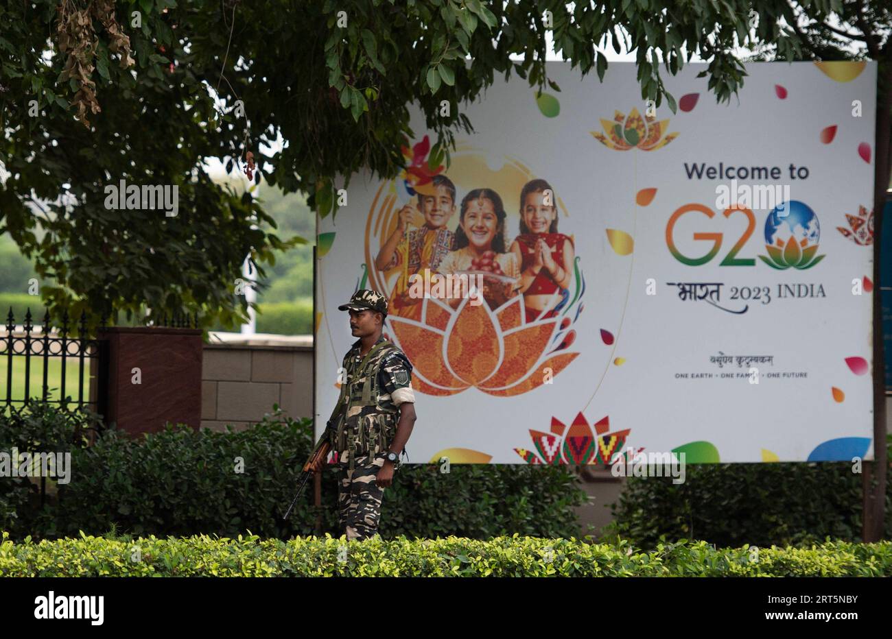 230908 -- NEW DELHI, 8 settembre 2023 -- un gruppo paramilitare indiano sta di guardia vicino a un cartellone per il vertice del gruppo del 20 G20 a nuova Delhi, India, 7 settembre 2023. La capitale indiana di nuova Delhi si è preparata ad ospitare il prossimo vertice del G20 Group of 20 nel fine settimana con rigide misure di sicurezza. I funzionari hanno detto che le restrizioni e le norme sul traffico sono entrate in vigore a nuova Delhi venerdì mattina e continueranno fino all'inizio di lunedì. INDIA-NUOVA DELHI-G20 SUMMIT-SECURITY JAVEDXDAR PUBLICATIONXNOTXINXCHN Foto Stock