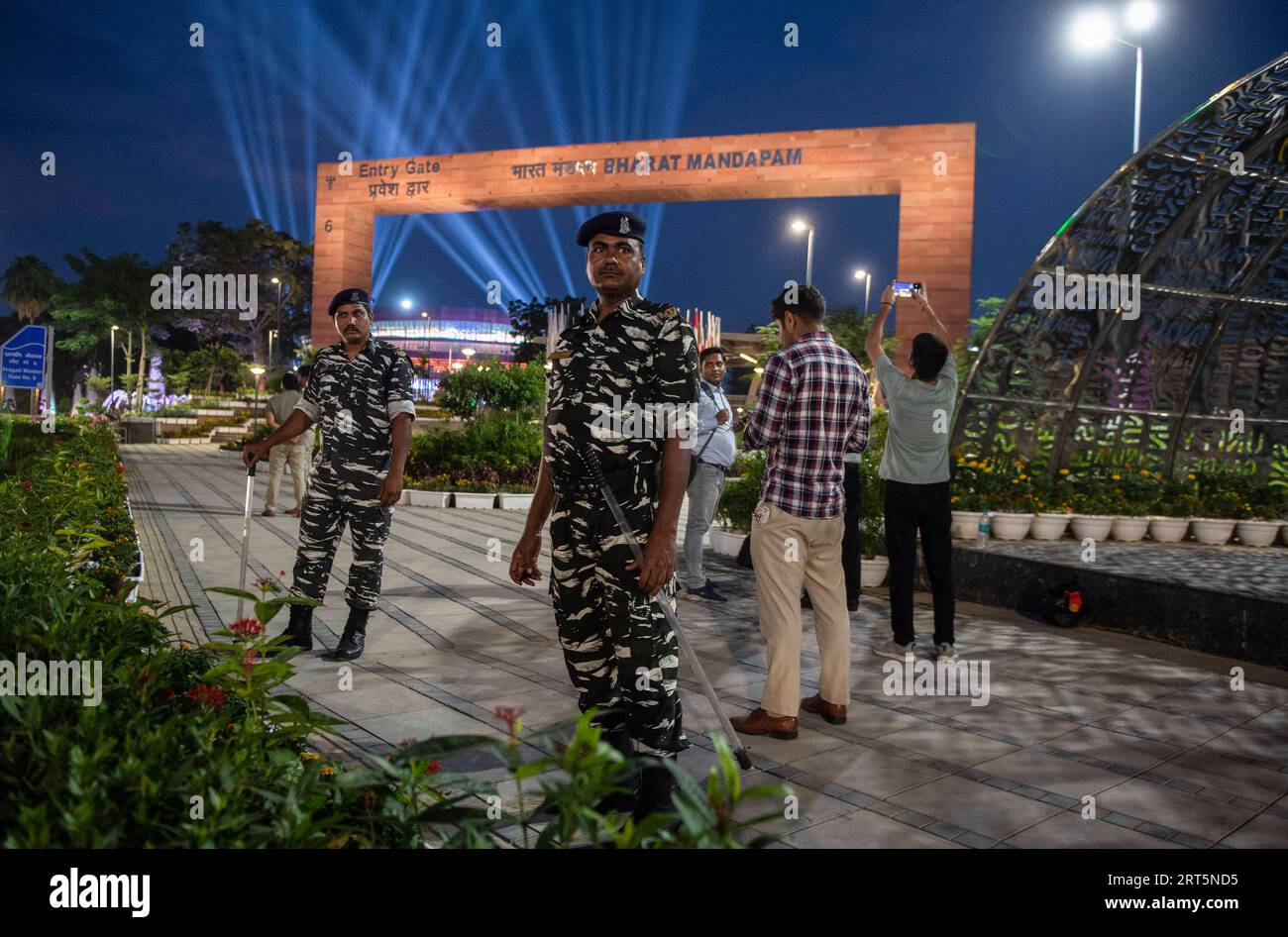 230908 -- NEW DELHI, 8 settembre 2023 -- le truppe paramilitari indiane stanno di guardia vicino alla sede principale del vertice del gruppo 20 del G20 a nuova Delhi, India, 7 settembre 2023. La capitale indiana di nuova Delhi si è preparata ad ospitare il prossimo vertice del G20 Group of 20 nel fine settimana con rigide misure di sicurezza. I funzionari hanno detto che le restrizioni e le norme sul traffico sono entrate in vigore a nuova Delhi venerdì mattina e continueranno fino all'inizio di lunedì. INDIA-NUOVA DELHI-G20 SUMMIT-SECURITY JAVEDXDAR PUBLICATIONXNOTXINXCHN Foto Stock