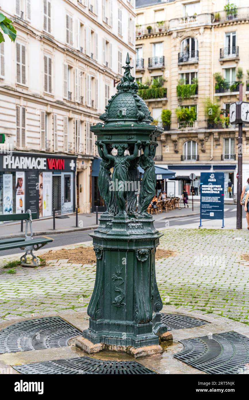 Wallace Fountain, fontana pubblica con cariatidi in ghisa che prende il nome e disegnata da Sir Richard Wallace, nel quartiere Montparnasse di Parigi Foto Stock