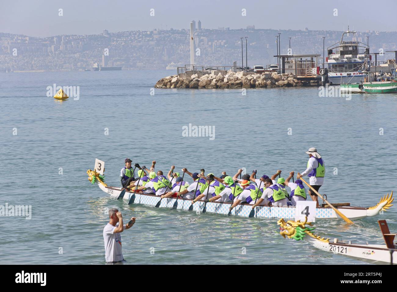 230909 -- AKKO, 9 settembre 2023 -- i partecipanti gareggiano durante una gara di draghi ad Akko, Israele, l'8 settembre 2023. Venerdì si è tenuta una gara di draghi nel nord di Israele, con centinaia di pagaiatori provenienti da 17 squadre a livello nazionale che gareggiano nel Mar Mediterraneo. ISRAEL-AKKO-DRAGON BOAT RACE WangxZhuolun PUBLICATIONxNOTxINxCHN Foto Stock