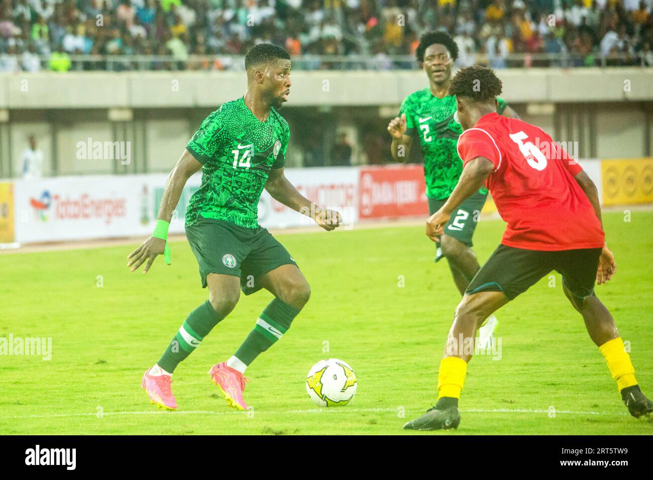 UYO, NIGERIA - 10 SETTEMBRE: Kelechi Iheanacho della Nigeria e Ricardo Vaz Afonso Fernandes di Sao Tome durante la Coppa d'Africa 2023 Foto Stock