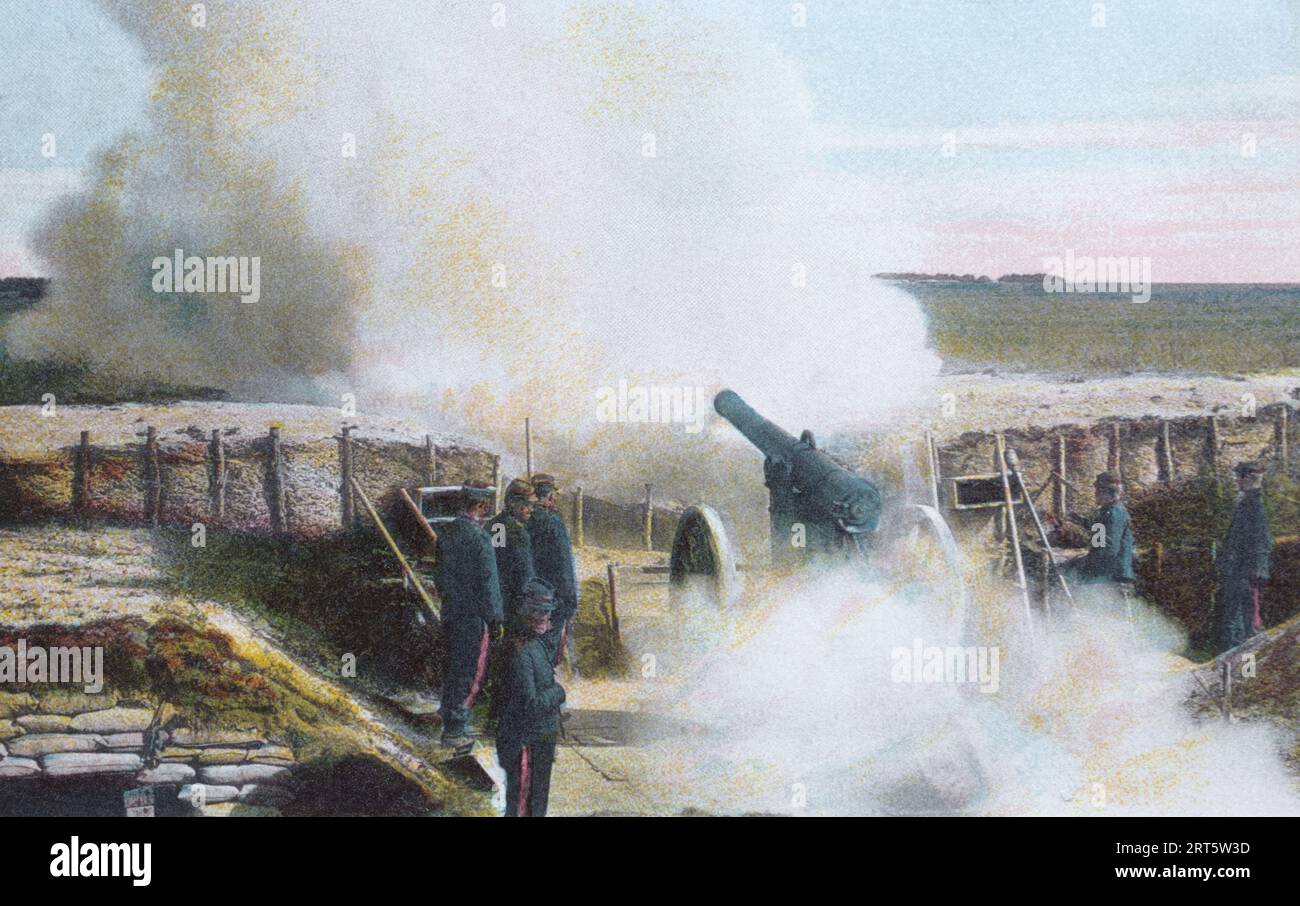 Un cannone d'artiglieria francese modello 1878 da 120 mm che sparava da dietro una posizione difensiva, c. 1910. Foto Stock