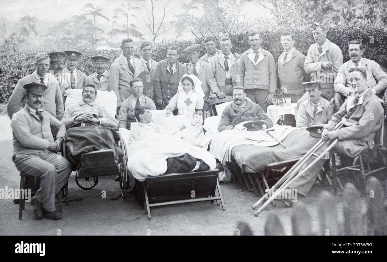 Un'infermiera nel reparto di soccorso volontario dell'ambulanza di St John circondato da soldati britannici in convalescenza durante la prima guerra mondiale. Foto Stock