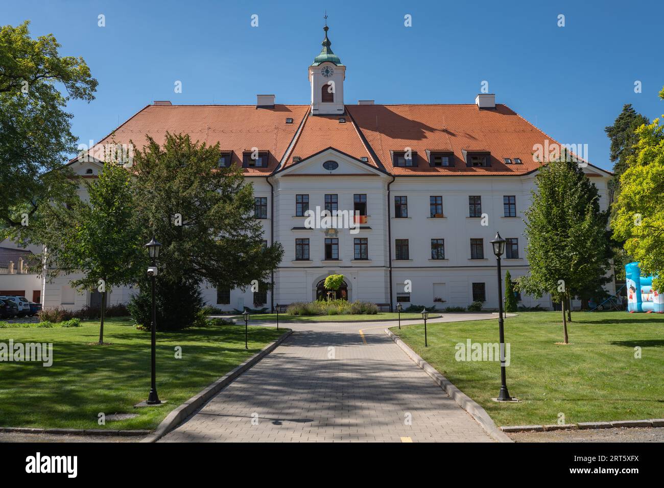 Vista frontale di château Borotín (Moravia) del XVIII secolo con parco. Monumento culturale protetto, ora utilizzato come casa di cura per anziani. Foto Stock