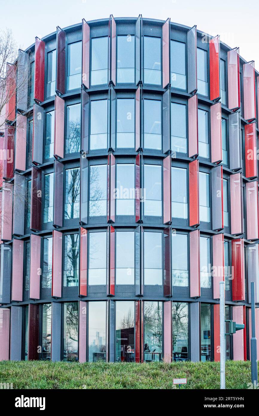 Foto a colori di una facciata di un edificio colorato con una splendida vista esterna della città Foto Stock