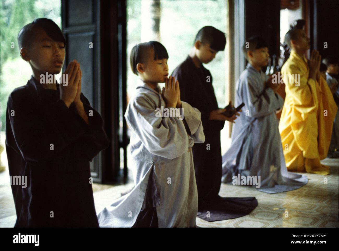 Monaci nel tempio di tu Hieu Foto Stock