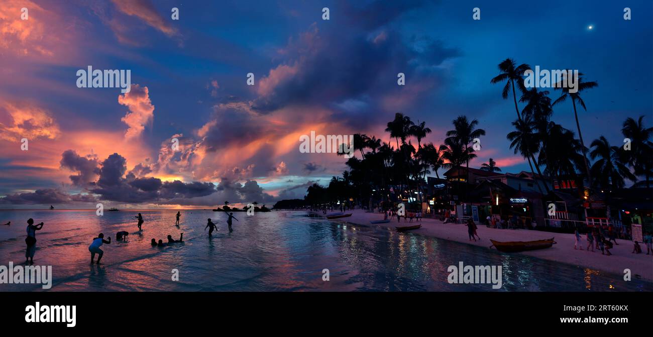 Spiaggia con turisti e palme al tramonto, Boracay, Aklan, Filippine Foto Stock