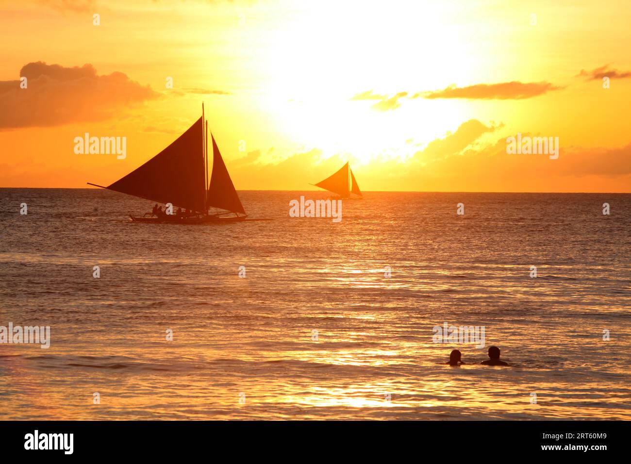 Barche a vela in mare al tramonto, Boracay, Aklan, Filippine Foto Stock