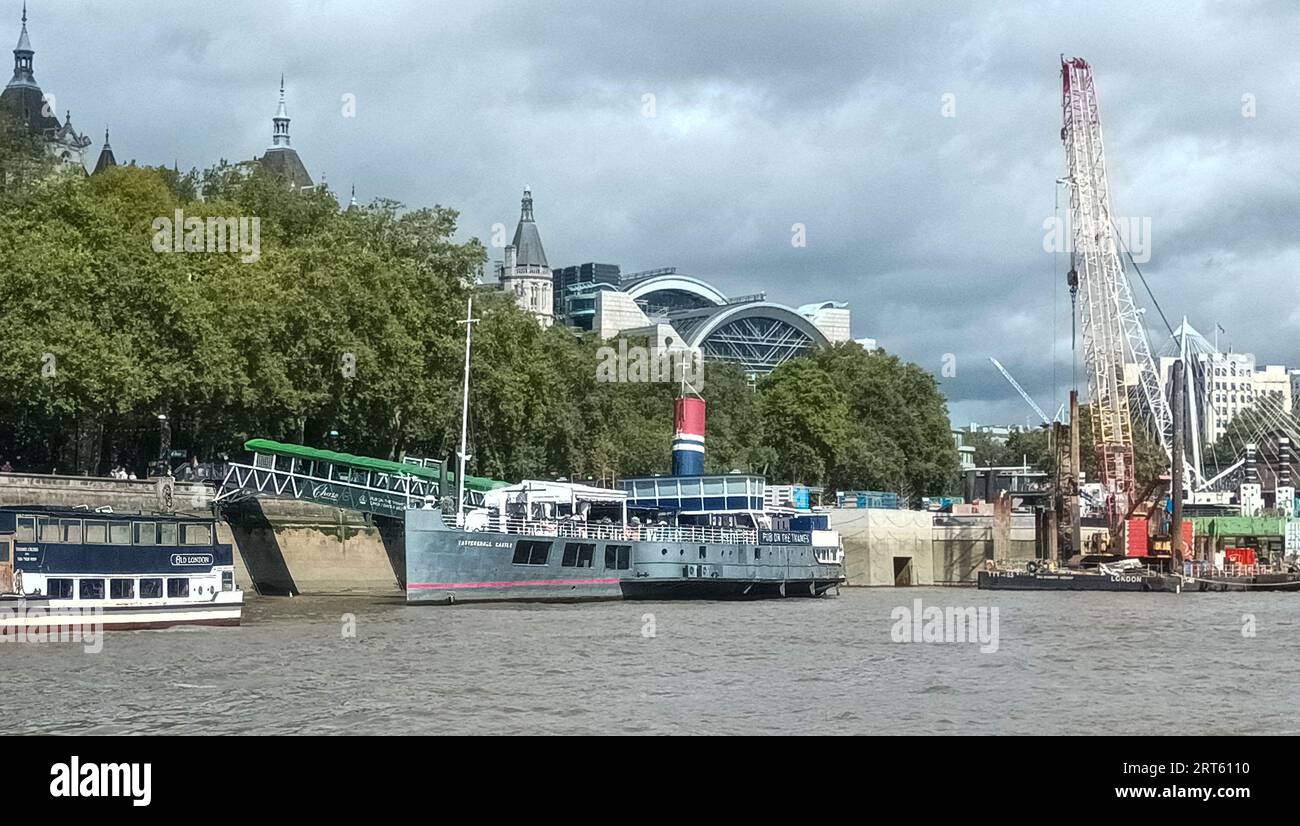 Il castello di Tattershall ormeggiava permanentemente sulle rive del Tamigi a Londra, Regno Unito Foto Stock