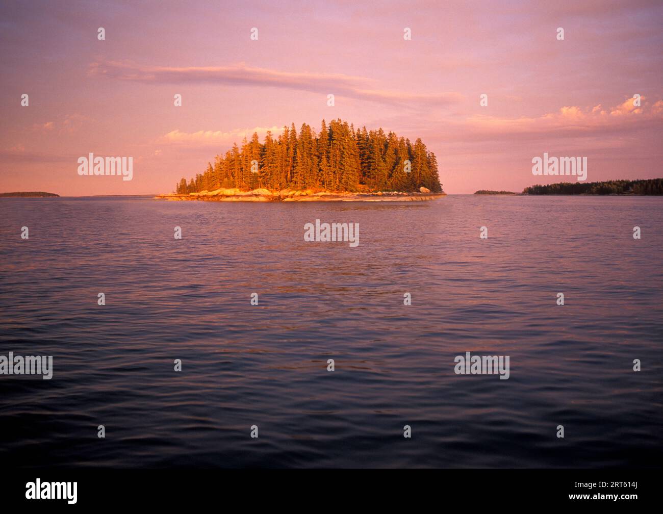 Un'isola si crogiola all'ultima luce del giorno. Foto Stock