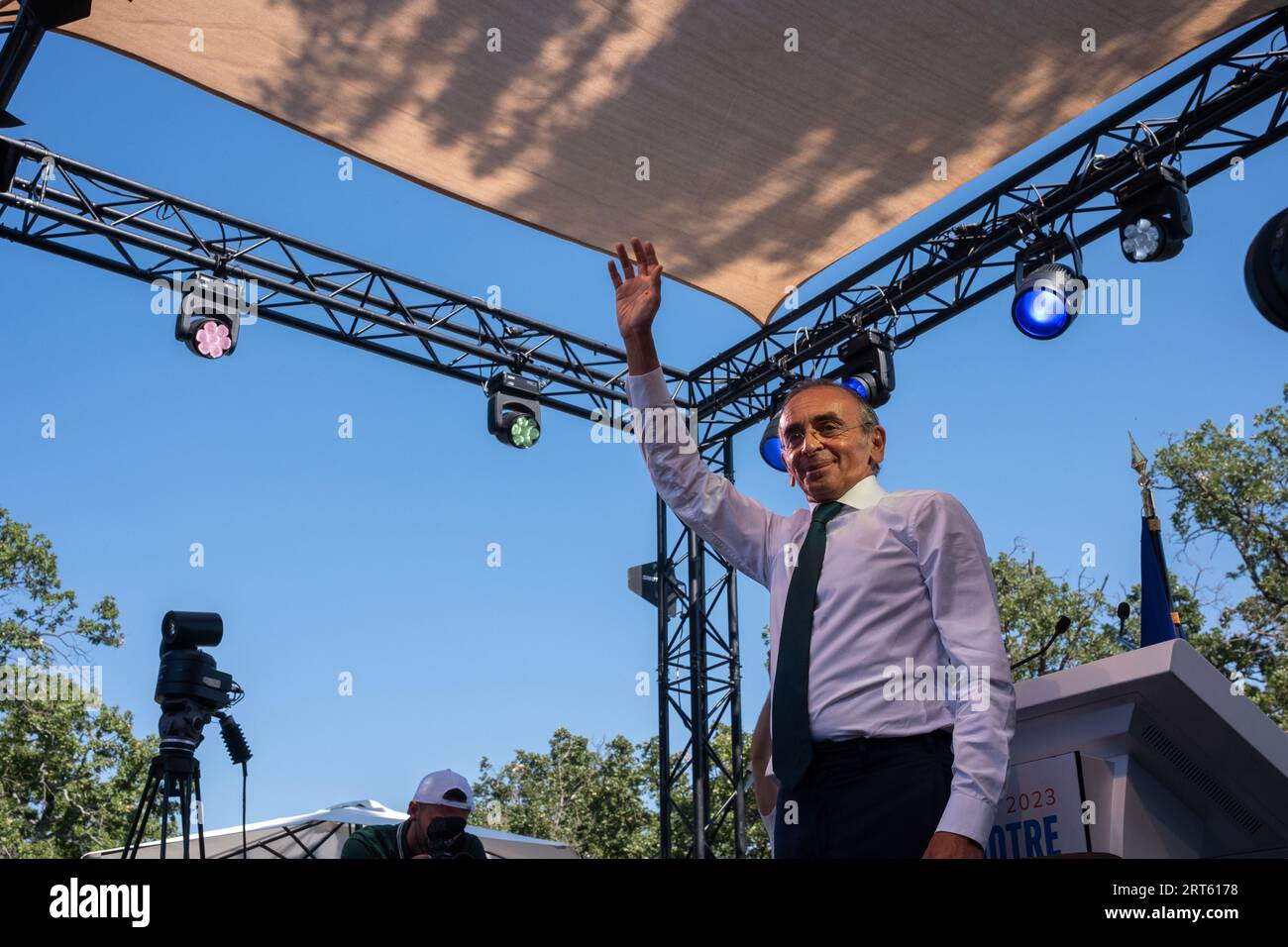 Greoux Les Bains, Francia. 10 settembre 2023. Eric Zemmour viene visto alla fine dell'incontro. La Reconquista di Eric Zemmour! Il partito chiude la sua università estiva di tre giorni a Greoux-les-bains con un incontro pubblico per annunciare il lancio della campagna elettorale per le elezioni europee e la nomina ufficiale di Marion Marechal a capo della lista del partito per le elezioni, che si terranno il 10 giugno 2024. Credito: SOPA Images Limited/Alamy Live News Foto Stock