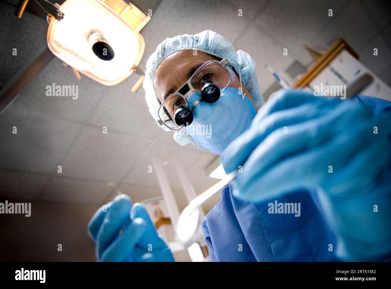 Il dentista raggiunge la bocca del paziente. Foto Stock