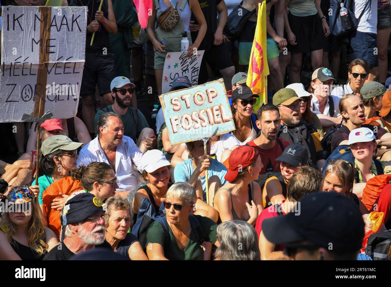 L'Aia, Paesi Bassi, 9 settembre 2023. Per l'ottava volta migliaia di attivisti della ribellione dell'estinzione protestarono contro i sussidi ai combustibili fossili bloccando l'autostrada A12. Furono usati cannoni ad acqua e la polizia rimosse e arrestò centinaia di persone. Foto Stock