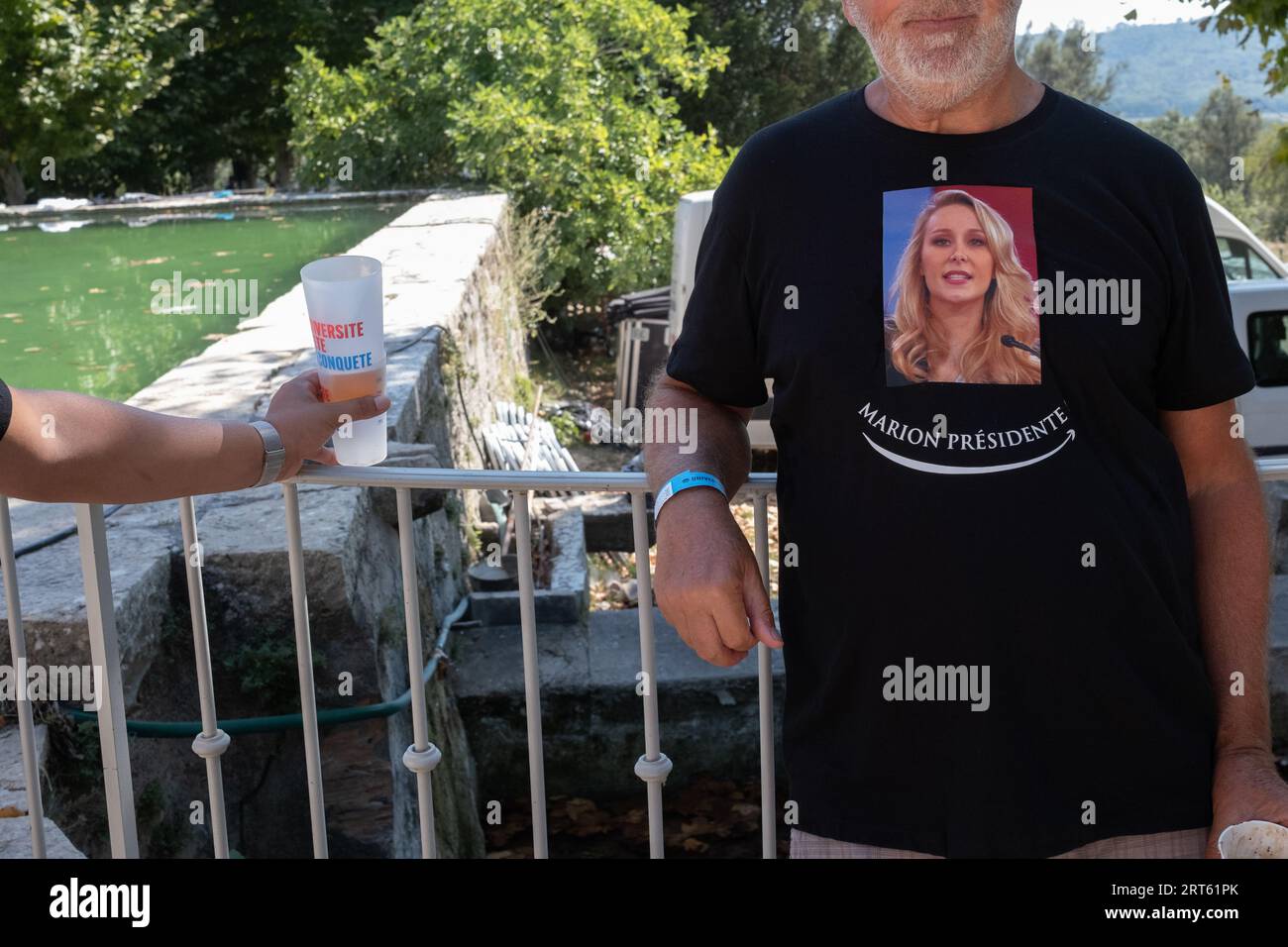 Greoux Les Bains, Francia. 10 settembre 2023. Gli attivisti sono visti durante l'incontro di Eric Zemmour e Marion Marechal. La Reconquista di Eric Zemmour! Il partito chiude la sua università estiva di tre giorni a Greoux-les-bains con un incontro pubblico per annunciare il lancio della campagna elettorale per le elezioni europee e la nomina ufficiale di Marion Marechal a capo della lista del partito per le elezioni, che si terranno il 10 giugno 2024. (Foto di Laurent Coust/SOPA Images/Sipa USA) credito: SIPA USA/Alamy Live News Foto Stock