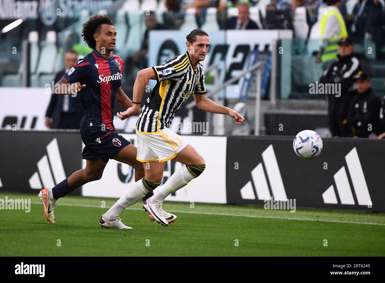 Joshua Zirkzee (Bologna FC), Adrien Rabiot (Juventus) durante la partita di serie A tra Juventus FC e Bologna allo stadio Allianz, il 27 Augus Foto Stock