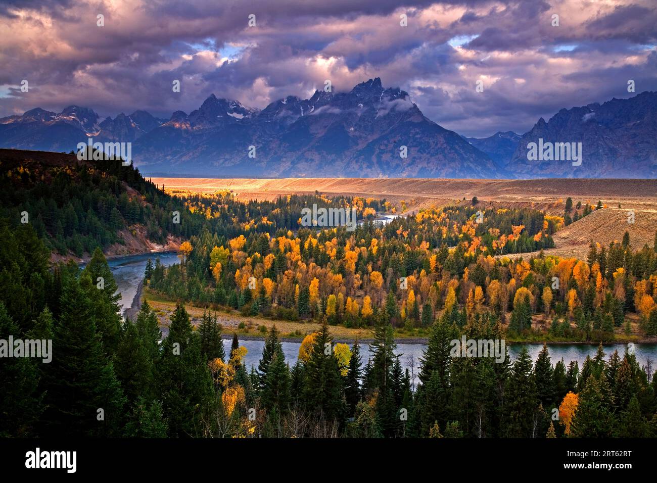 Vista della catena montuosa Teton del Grand Teton National Park, presa da Snakeriver Overlook nel Wyoming, Stati Uniti; autunno 2008 Foto Stock