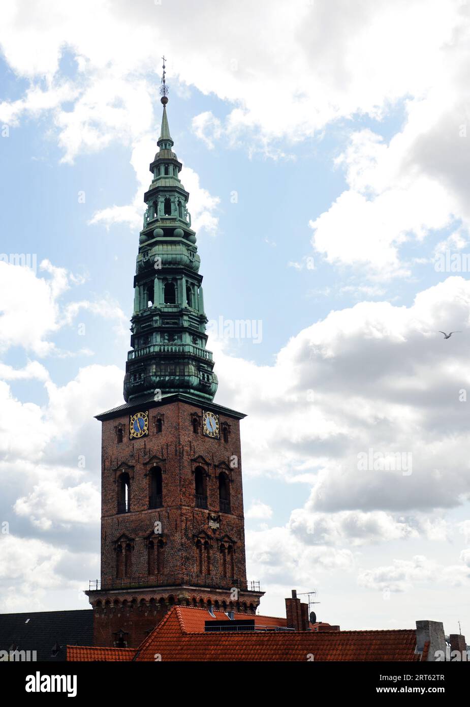 L'ex Nikolaj Kunsthal ( St Nicholas Church ) ospita il Nikolaj Contemporary Art Center a Copenaghen, Danimarca. Foto Stock