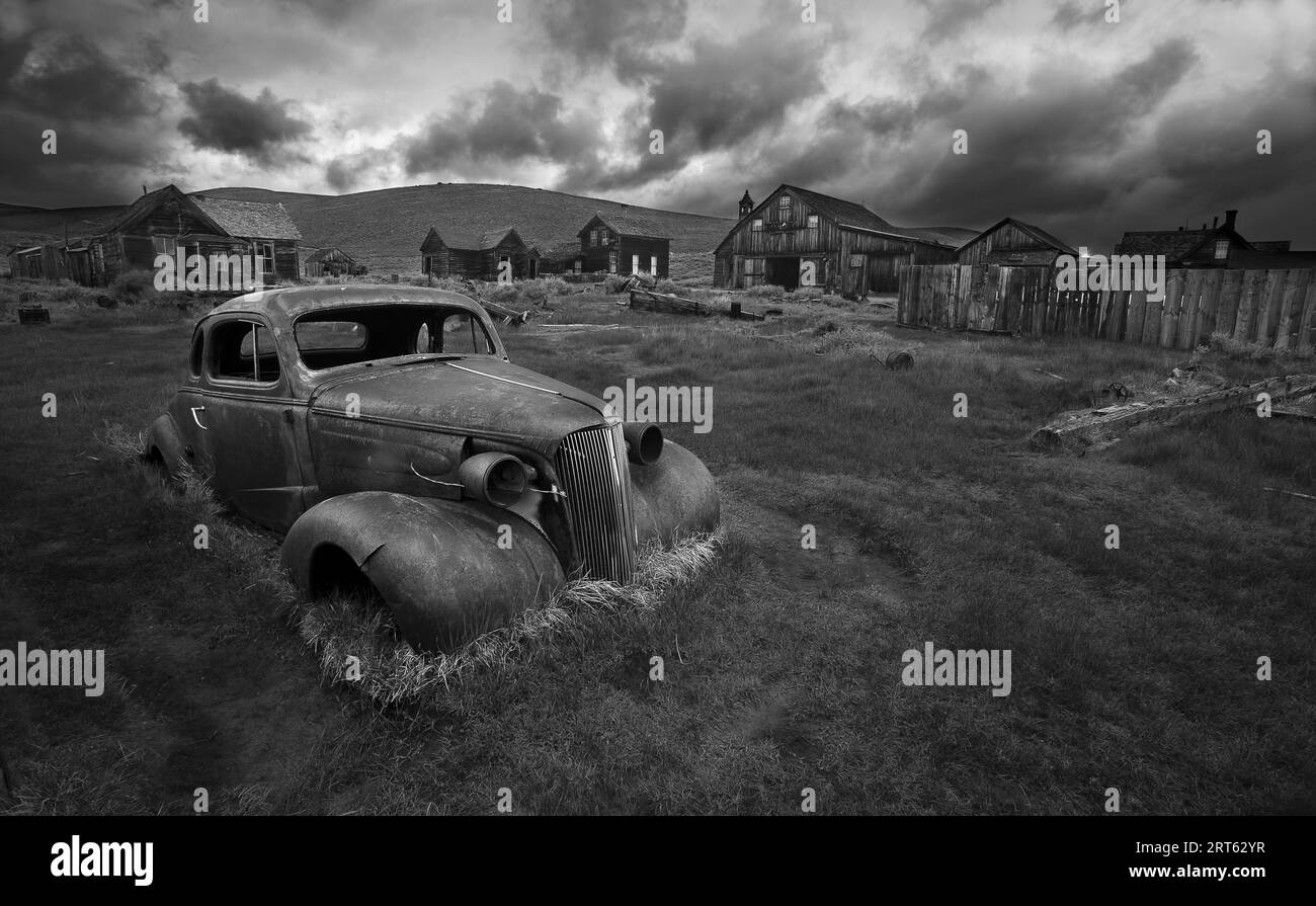 La Chevy abbandonata si trova arrugginita nel Bodie State Historic Park, California Foto Stock