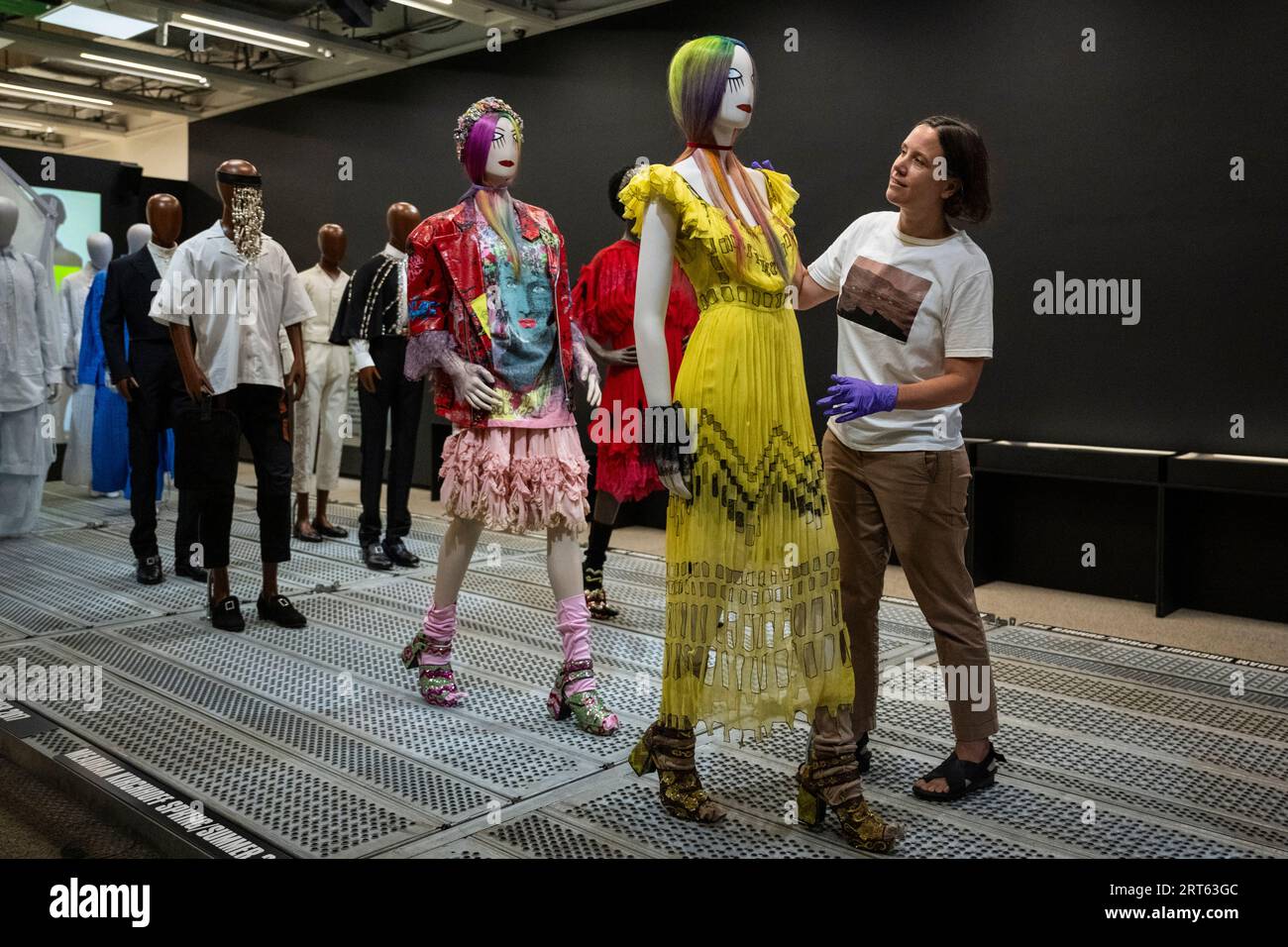 Londra, Regno Unito. 11 settembre 2023. Un membro dello staff con i look di Meadham Kirchhoff, primavera/estate 2011, in anteprima di "REBEL: 30 Years of London Fashion", una nuova mostra di moda contemporanea al Design Museum che esamina il ruolo di primo piano della capitale nella moda globale. In collaborazione con il British Fashion Council, la mostra celebra il 30° anniversario del programma NEWGEN del BFC con quasi 100 look realizzati o concepiti a Londra in mostra dal 16 settembre all'11 febbraio 2024. Crediti: Stephen Chung / Alamy Live News Foto Stock