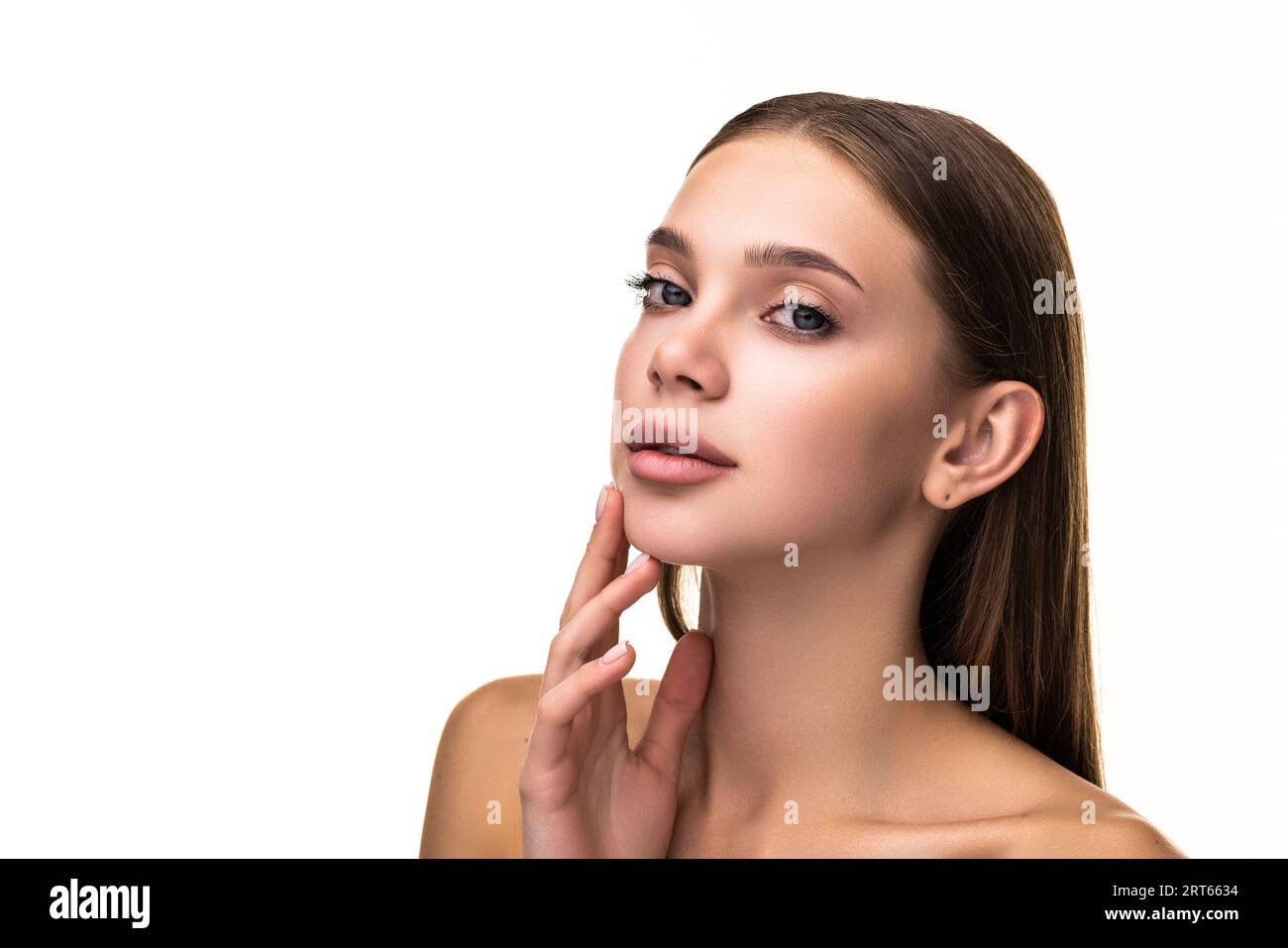 Beauty Face e spa. Donna con treckles, pelle nutre pulita, mordente labbro e guardare da parte. Modello ragazza con cosmetici antiaging e siero di vitamina c fo Foto Stock