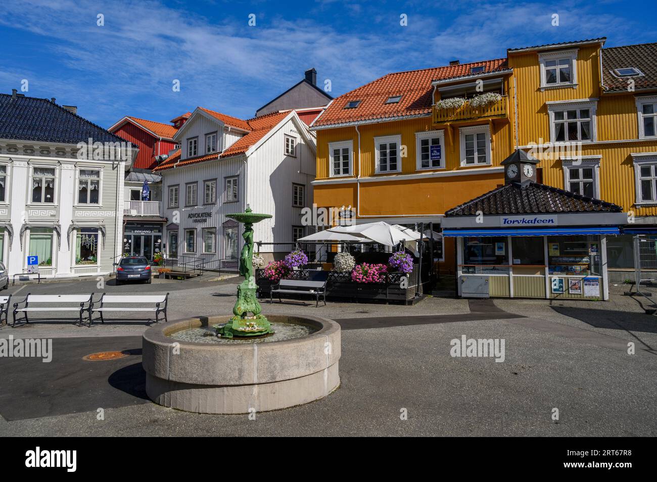 La piazza della città nella ben tenuta e affascinante cittadina di mare di Kragero, sulla costa meridionale. Telemark, Norvegia. Foto Stock