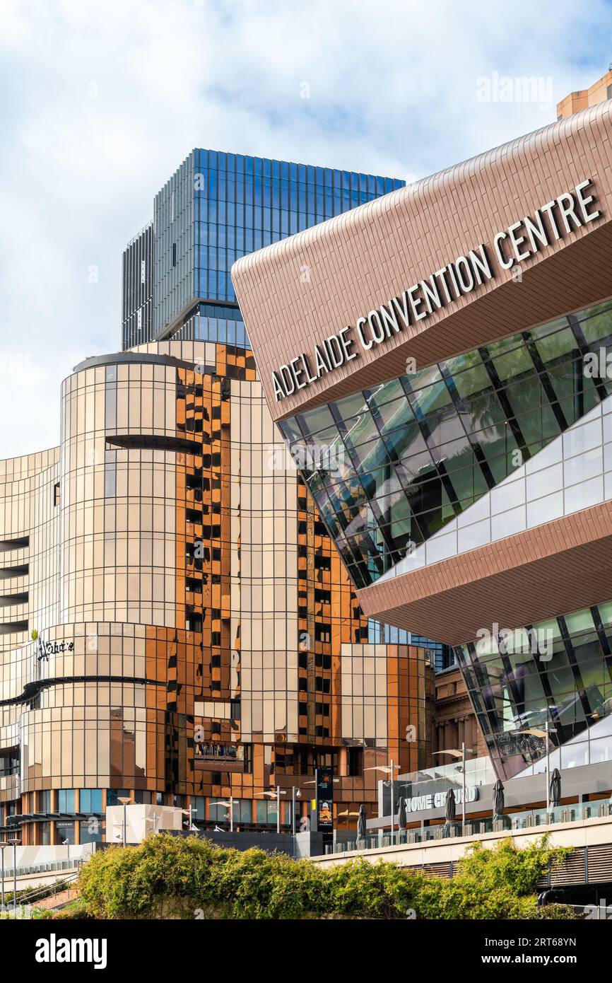 Adelaide, Australia meridionale - 9 settembre 2023: Skyline del CBD di Adelaide con il nuovo Festival Plaza, Skycity Casino e Adelaide Convention Centre Foto Stock