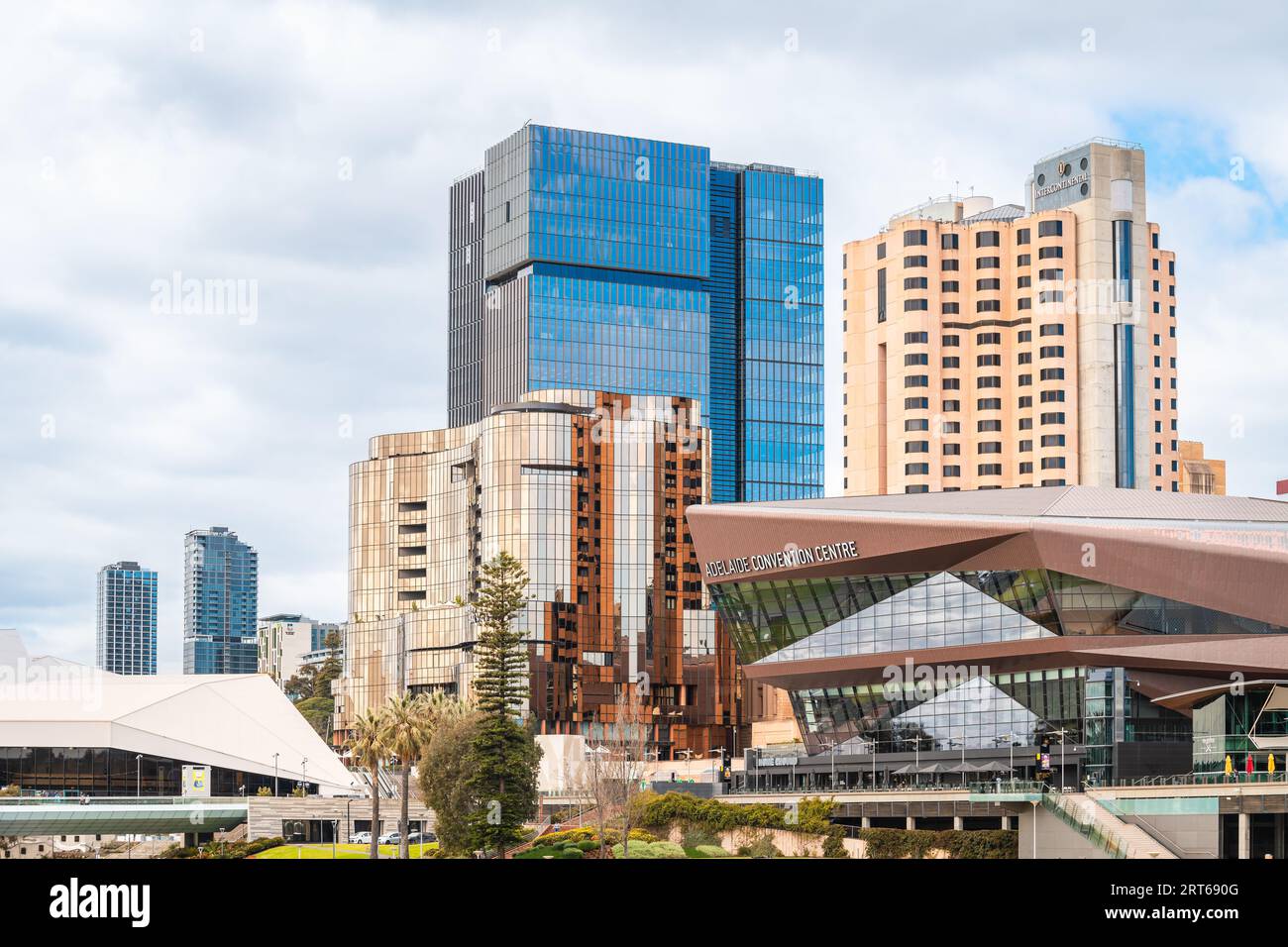 Adelaide, Australia meridionale - 9 settembre 2023: Skyline del CBD di Adelaide con il nuovo Festival Plaza, Skycity Casino e Adelaide Convention Centre Foto Stock