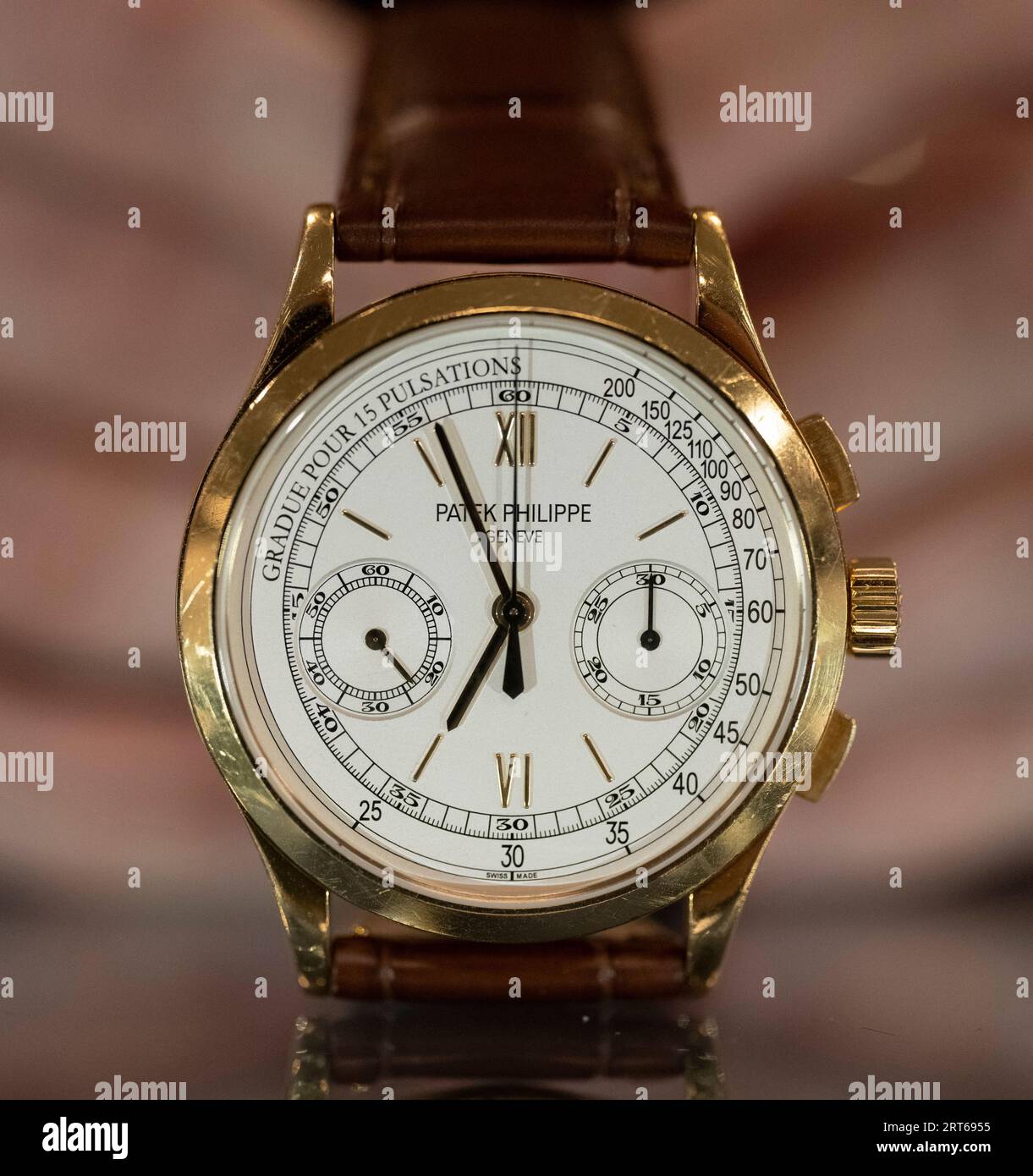 Bonhams, Knightsbridge, Londra, Regno Unito. 11 settembre 2023. I punti salienti della vendita di orologi da polso e orologi da polso che si terrà il 13 settembre 2023. Immagine: Patek Philippe. Un orologio da polso manuale con cronografo a vento in oro 18K acquistato il 12 settembre 2012, stimato tra £ 20.000 e 30.000. Crediti: Malcolm Park/Alamy Live News Foto Stock