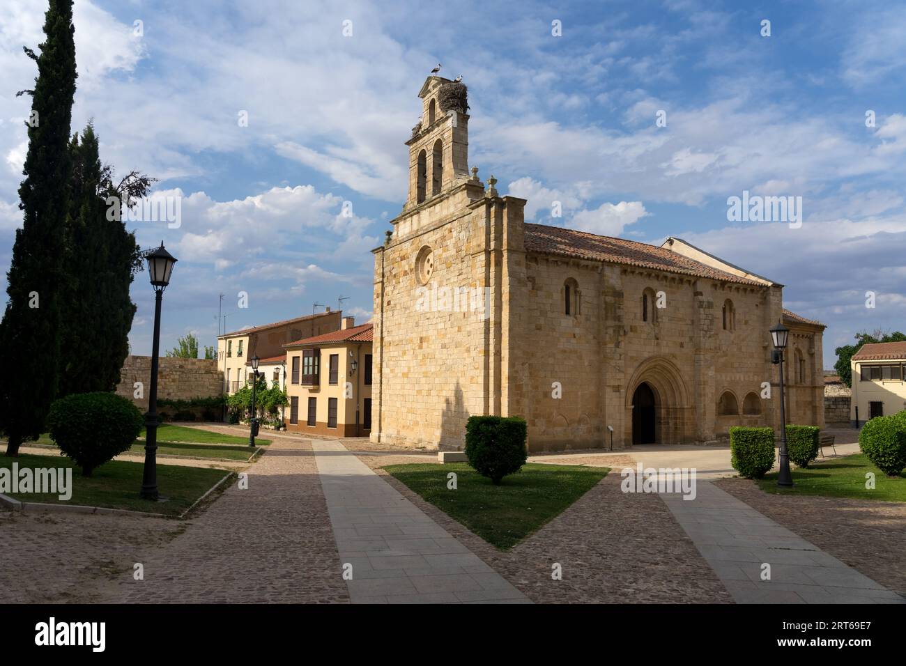 Chiesa romanica di San Isidroro nella splendida città di Zamora in una giornata di sole, Castilla y Leon, Spagna. Foto Stock