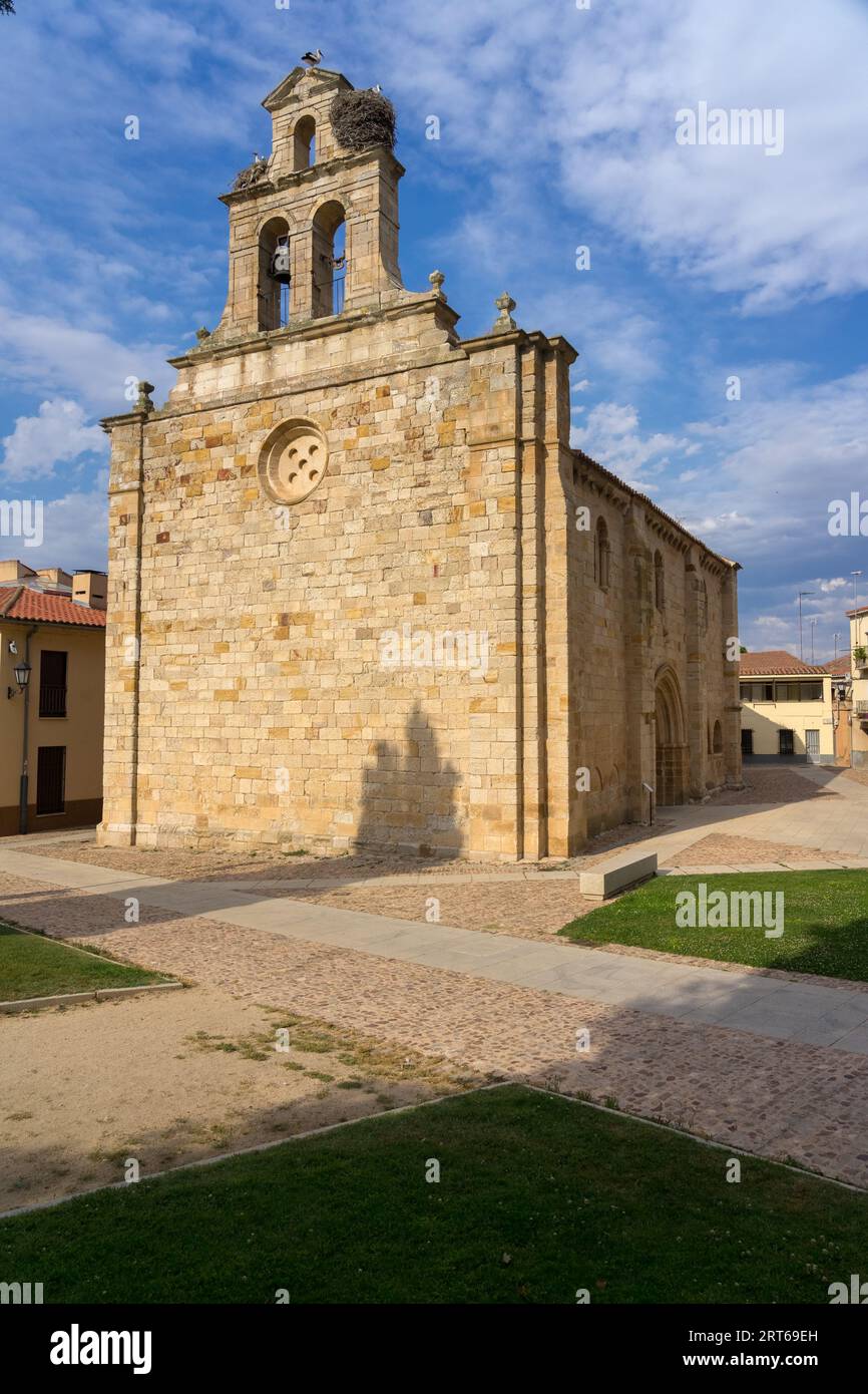 Chiesa romanica di San Isidroro nella splendida città di Zamora in una giornata di sole, Castilla y Leon, Spagna. Foto Stock